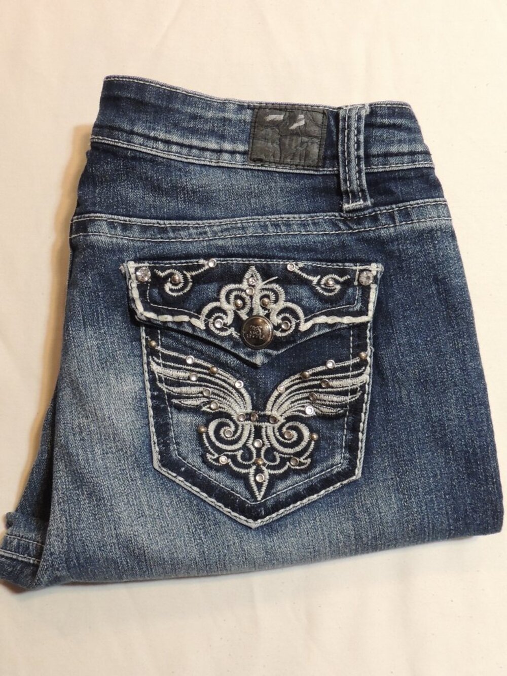 Love Nation Capri Jeans Woman Size 12 Pockets Ebroidered Denim Capri Jeans